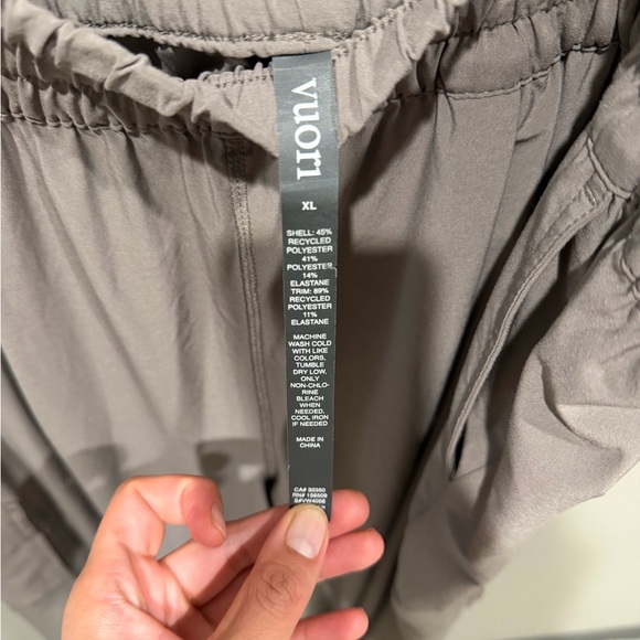 Vuori Women’s Villa Cargo Pants in Gray - Picture 2 of 6